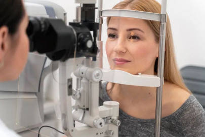 “Yakın Görmede Devrim: Lazer ve Biyolojik Doku Nakliyle Gözün Doğal Gücü Geri Kazandırılıyor”