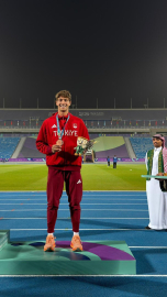 İzmirli Milli Atlet İsmail Nezir’den anlamlı madalya