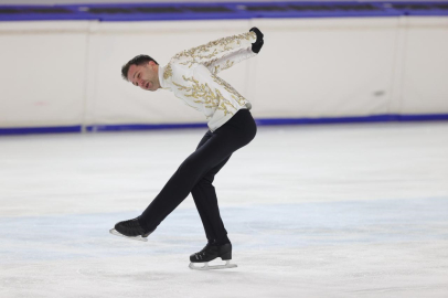 Şampiyon buz patenci spora başladığı pistte jübilesini yaptı