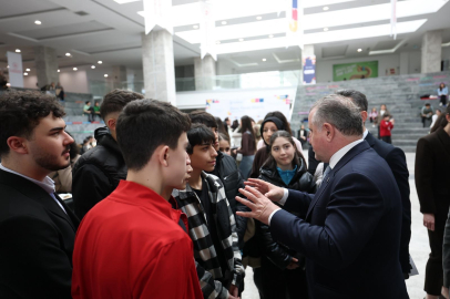 Bakan Bak: Gençlerimizle sürekli etkileşim içindeyiz