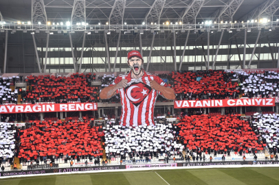 Sivassporlu taraftarlardan Türk bayraklı koreografi