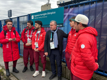 Bakan Bak İtalya’da milli sporcuları ziyaret etti
