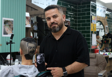 Saçlara 'İnci Taneleri'nin kahramanını çiziyor