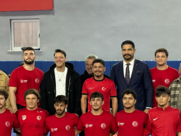 Mesut Özil’den güreş milli takım kampına ziyaret / Fotoğraf eklendi