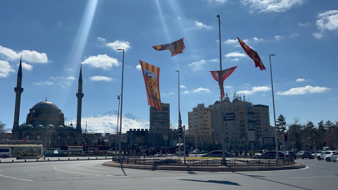 Kayseri'de kentin farklı noktalarına Kayserispor bayrakları asıldı