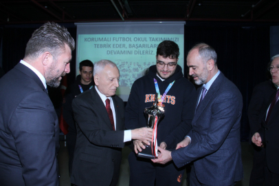 ‘Üniversitelerarası Korumalı Futbol’da şampiyonlara kupaları verildi